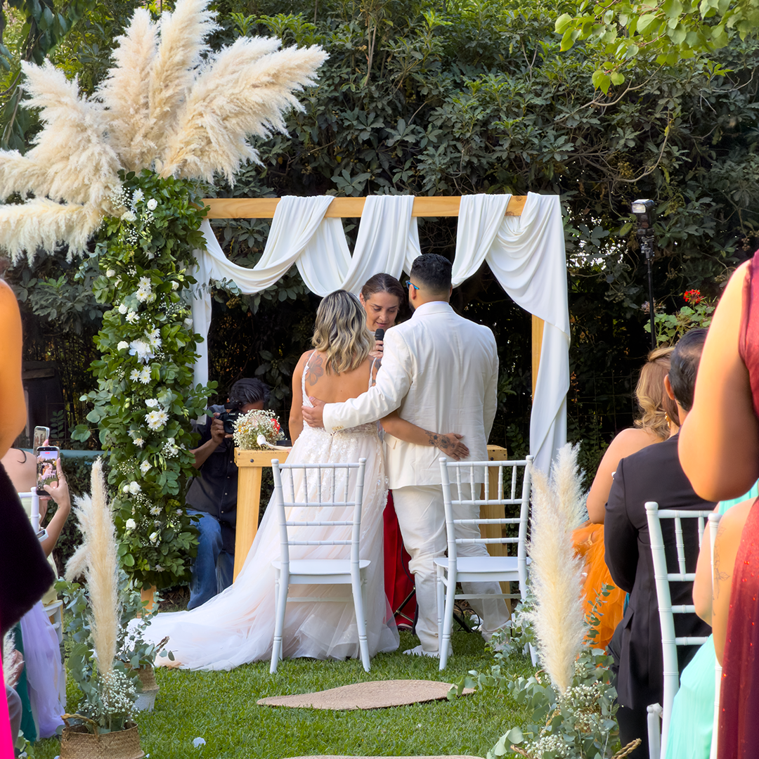 Matrimonio elegante con mesa gastronómica decorada